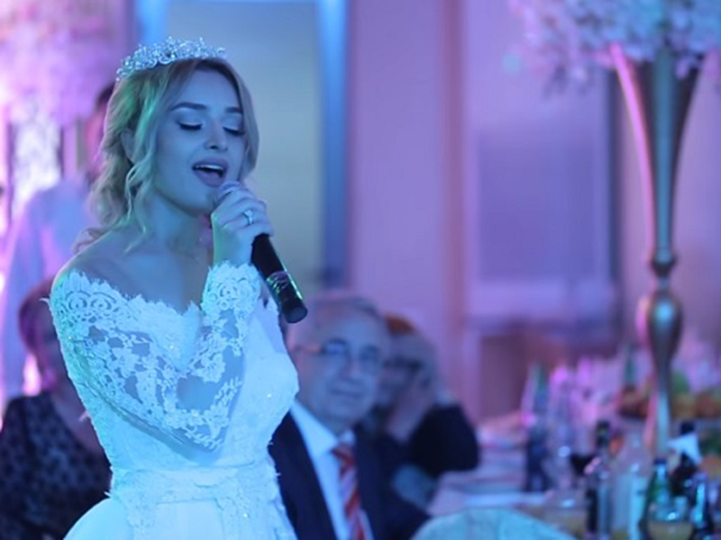 اضغط لمشاهدة الفيديو: عروس لبنانية تغني لعريسها أغنية "على بالي حبيبي"